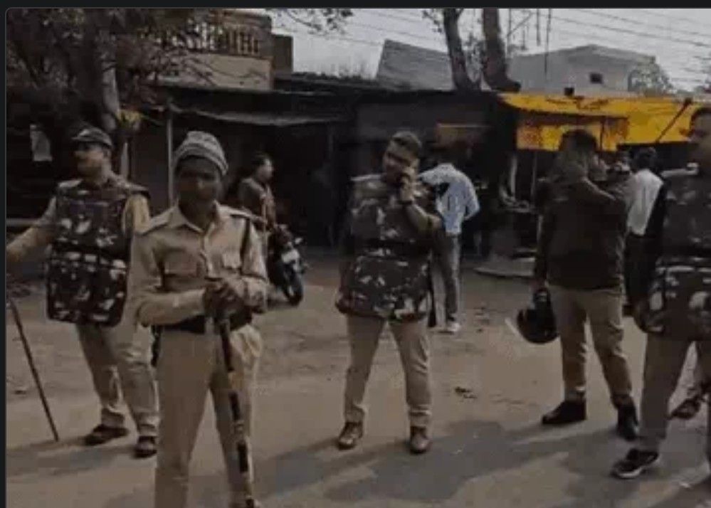 Ujjain: तराना में बस फूंकी-दुकान जलाई, मंदिर पर पथराव, CCTV में पथराव करते दिखे युवक, 13 बसों में तोड़फोड़, 15 गिरफ्तार 2 screenshot 20260123 1948212600828718064679505