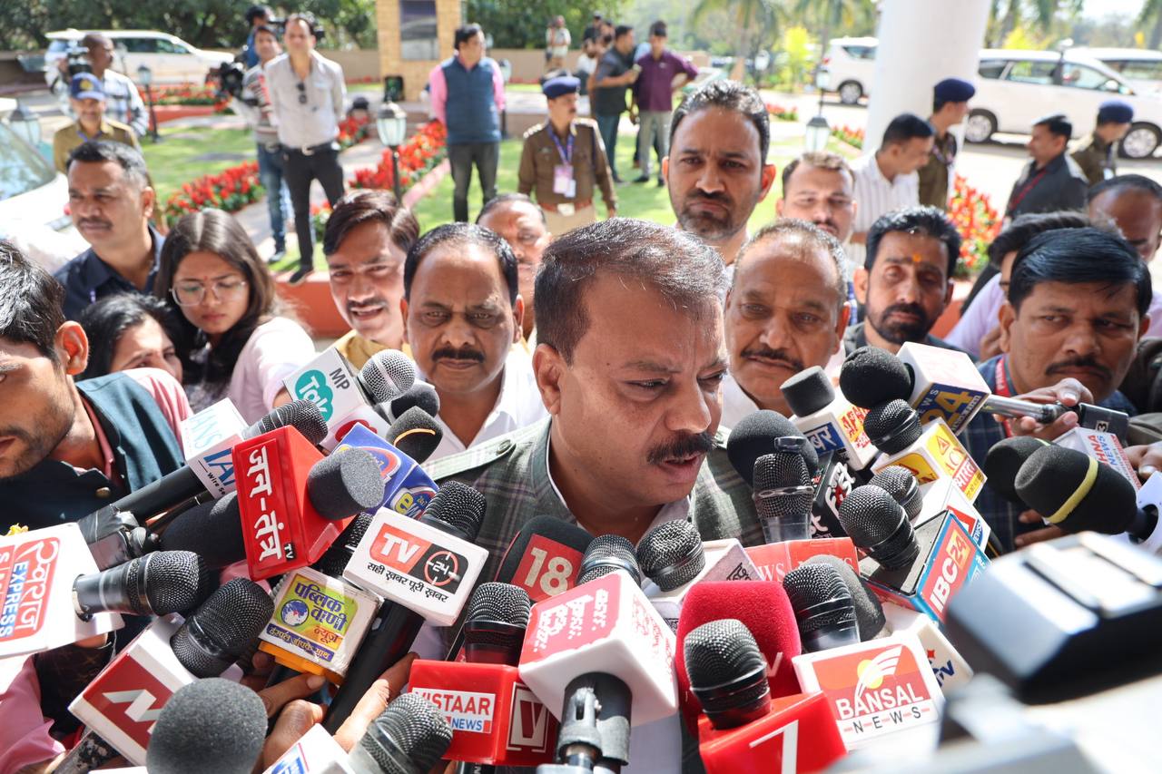 MP: विधानसभा के बजट सत्र के प्रथम दिन कांग्रेस आक्रामक, नेता प्रतिपक्ष उमंग सिंघार ने भागीरथपुरा दूषित पानी के मुद्दे पर सरकार को घेरा 7 IMG 20260216 WA0007