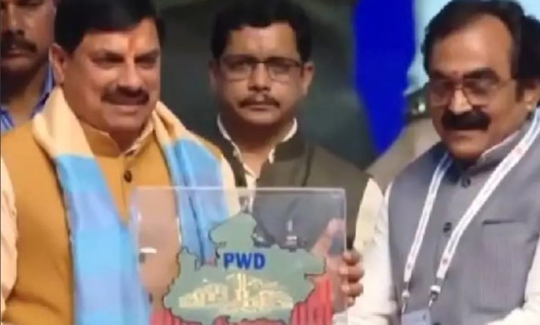 MP : सीएम मोहन यादव ने इंजीनियरों क़ो कहा साक्षात विश्वकर्मा... जो बोलो वह बना देते हैं, दिक्कत यह है कि जनता और पुलिस परेशान करती है, ठेकेदार मानते ही नहीं... 1 Screenshot 20260212 221624.DainikBhaskar28129