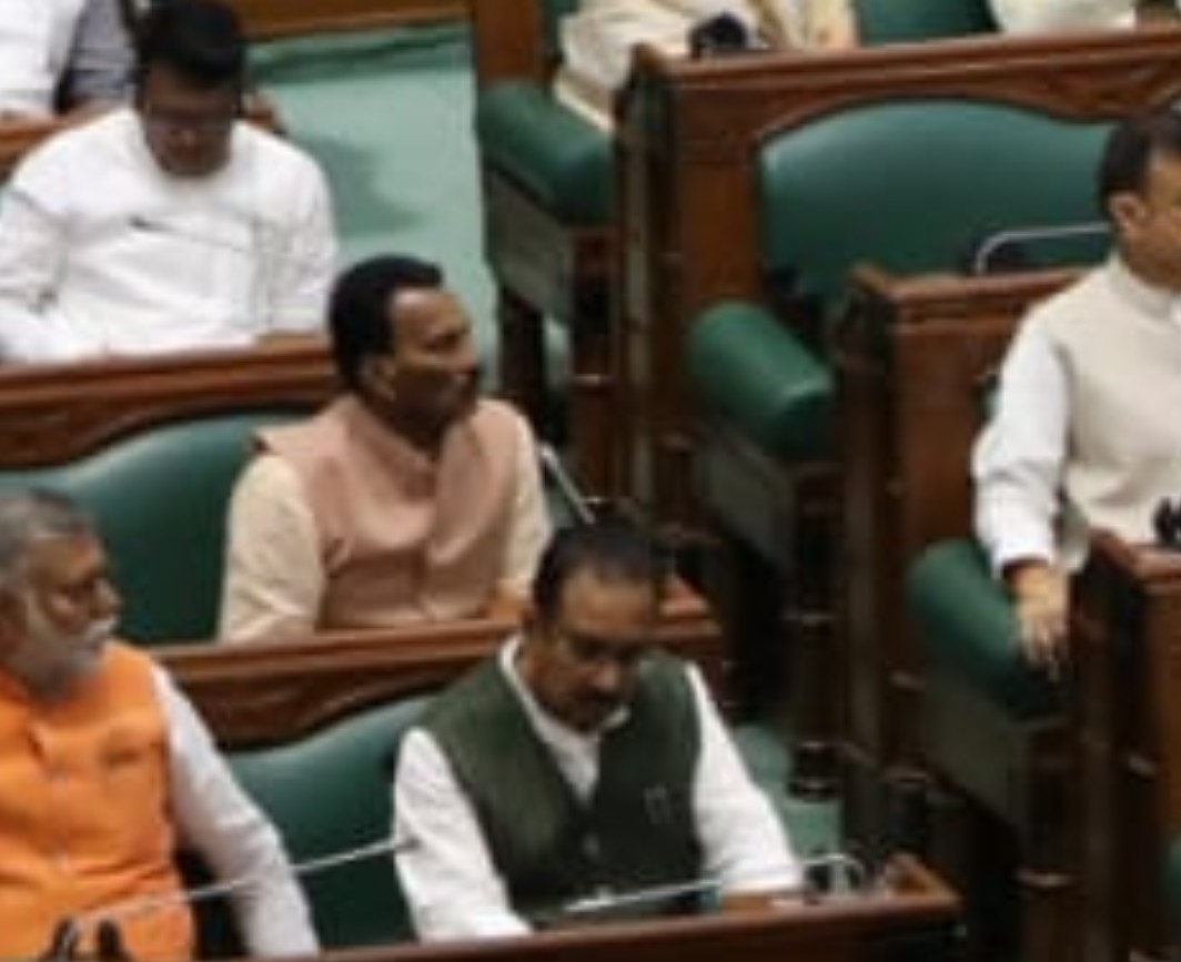 MP : राज्यपाल अभिभाषण देते रहे, विजय शाह मोबाइल देखते रहे... 6 Screenshot 20260216 161014.WhatsApp28129