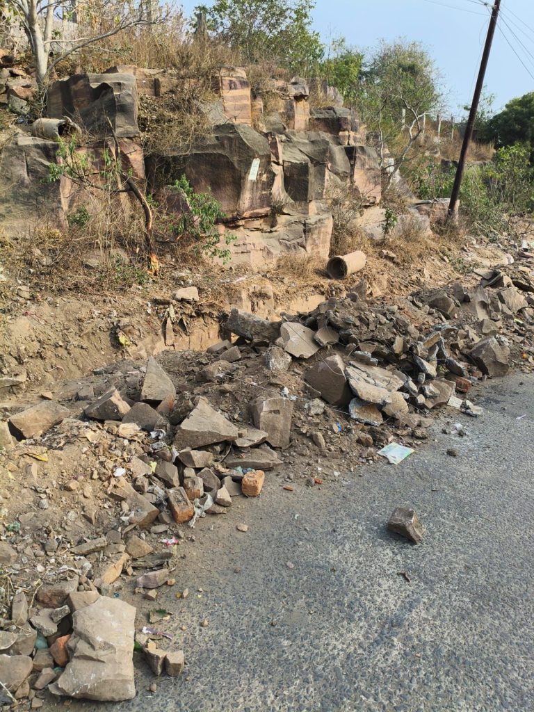 Bhopal : 10 लाख की पाइप लाइन तोड़ कर 15 लाख की लाइन बिछा रहे, घरों में आ रहा गन्दा पानी, 2 img 20260215 wa00255841324462750305735