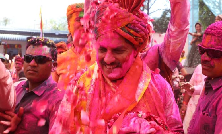 Holi : लैला ओ लैला पर महापौर...भीगे चुनर पर सांसद-विधायक का डांस, सीएम ने फूलों-गुलाल से खेली होली, शिवराज ने गाया फाग 1 IMG 20260304 WA0016