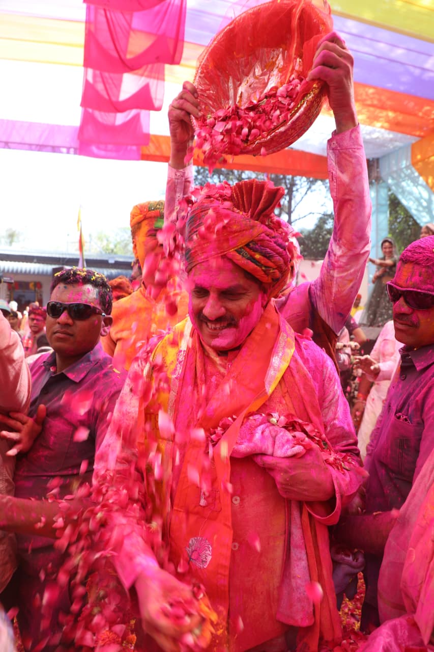 Holi : लैला ओ लैला पर महापौर...भीगे चुनर पर सांसद-विधायक का डांस, सीएम ने फूलों-गुलाल से खेली होली, शिवराज ने गाया फाग 7 IMG 20260304 WA0016