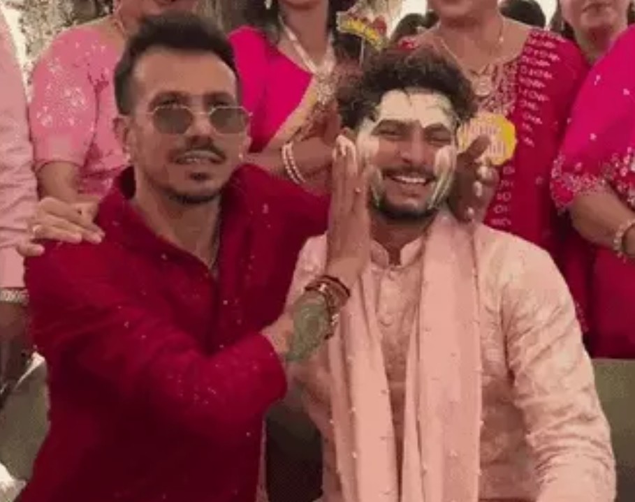 Cricketer : कुलदीप यादव ने अपनी दुल्हन के साथ डांस मूव्स किए, हल्दी में मस्ती करते नजर आए युजवेंद्र चहल 9 Screenshot 20260313 234334.Chrome28129