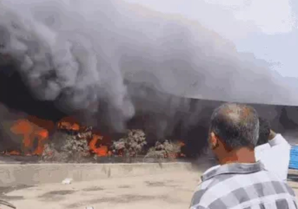 Adani पावर प्लांट में मजदूर की मौत पर भड़के लोग, आगजनी, गाड़ियों में तोड़फोड़ 7 Screenshot 20260314 220458.Chrome28129