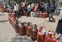 MP: LPG संकट बरकरार, सुबह से कतार में लगे लोग, इटारसी में कांग्रेस का अनोखा प्रदर्शन 2 Screenshot 20260315 145753.Chrome28129