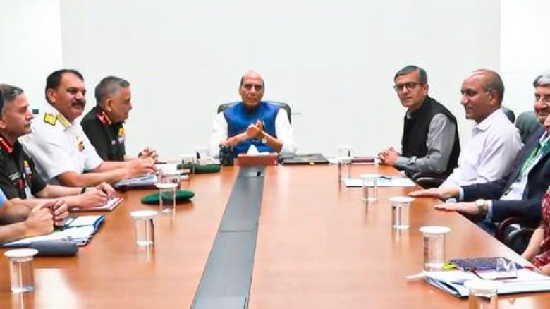 हाई अलर्ट पर भारत<br>बढ़ते वैश्विक तनाव के बीच राजनाथ सिंह की अध्यक्षता में हुई बैठक 1 Screenshot 20260324 152606.Chrome28129