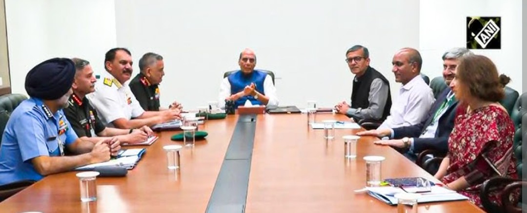 हाई अलर्ट पर भारत<br>बढ़ते वैश्विक तनाव के बीच राजनाथ सिंह की अध्यक्षता में हुई बैठक 6 Screenshot 20260324 152606.Chrome28129