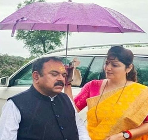 Maharashtra : बलात्कार के आरोपी बाबा से संबंध पर आलोचना झेल रहीं महाराष्ट्र महिला आयोग अध्यक्ष का इस्तीफा 1 Screenshot 20260325 160851.Chrome28129
