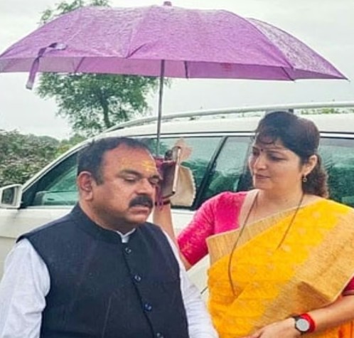 Maharashtra : बलात्कार के आरोपी बाबा से संबंध पर आलोचना झेल रहीं महाराष्ट्र महिला आयोग अध्यक्ष का इस्तीफा 6 Screenshot 20260325 160851.Chrome28129