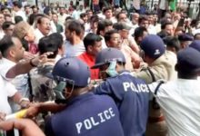 W. Bengal : कोलकाता में EC ऑफिस के बाहर भाजपा-TMC कार्यकर्ताओं में झड़प, ममता का आरोप- भाजपा ने बंगाल में अवैध वोटरों के नाम जोड़ने की कोशिश की 3 Screenshot 20260331 204655.Google28129