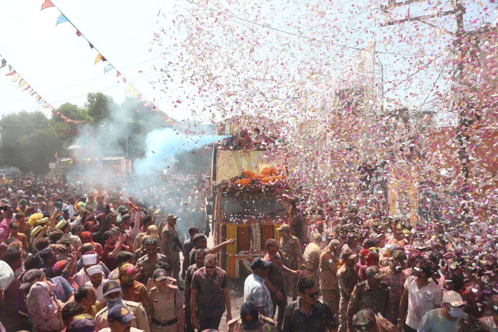 MP : रंगपंचमी पर CM मोहन यादव की तलवारबाजी, उज्जैन में महाकाल पूजन के बाद निकला जुलूस 4 img 20260308 wa00158210409685907408707