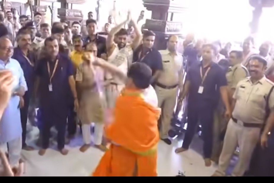 MP : रंगपंचमी पर CM मोहन यादव की तलवारबाजी, उज्जैन में महाकाल पूजन के बाद निकला जुलूस 2 screenshot 20260308 1338476721033531354527927