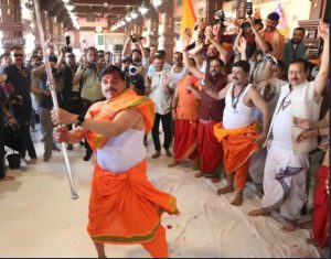 MP : रंगपंचमी पर CM मोहन यादव की तलवारबाजी, उज्जैन में महाकाल पूजन के बाद निकला जुलूस 3 screenshot 20260308 1345296597136276819924607