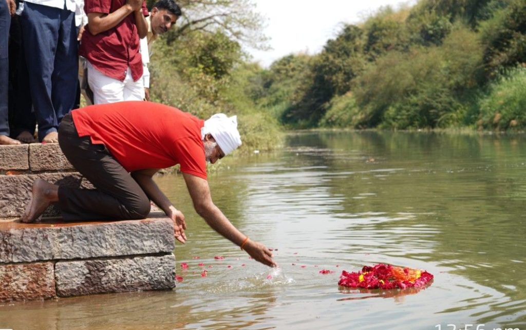 MP : जल गंगा संवर्धन अभियान के तहत प्रहलाद पटेल ने कीसंगम घाट पर स्वच्छता सेवा 2 screenshot 20260323 1356373028324624859697428