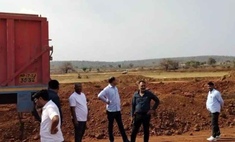 MP : भाजपा विधायक संजय पाठक की कंपनी ने रीवा में भी शुरू कर दी अवैध माइनिंग, जांच करने तहसीलदार और माइनिंग विभाग के अफसर पहुंचे 1 Screenshot 20260403 220539.Chrome28129