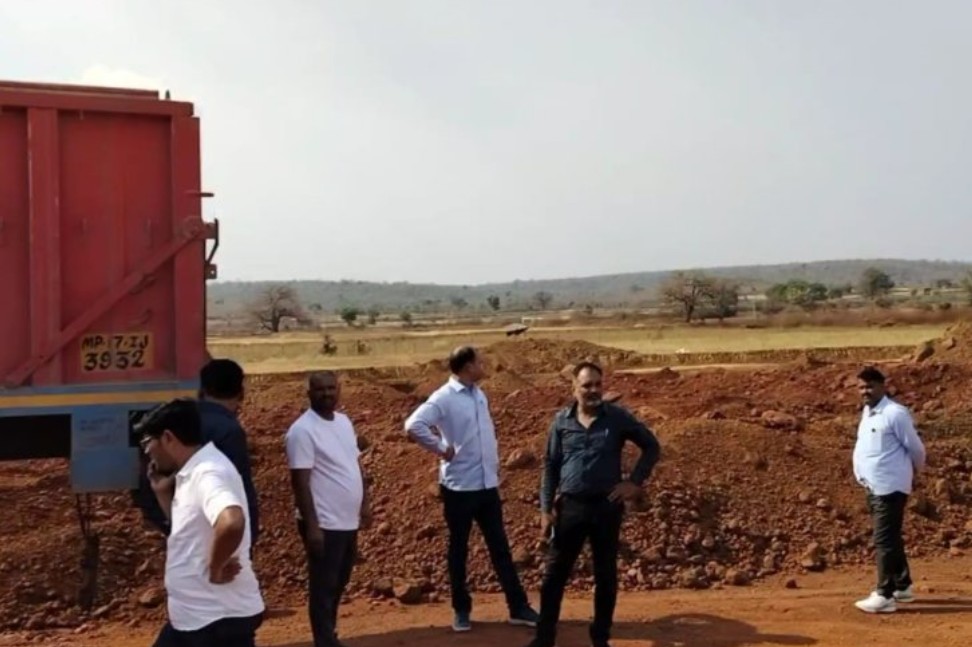 MP : भाजपा विधायक संजय पाठक की कंपनी ने रीवा में भी शुरू कर दी अवैध माइनिंग, जांच करने तहसीलदार और माइनिंग विभाग के अफसर पहुंचे 7 Screenshot 20260403 220539.Chrome28129