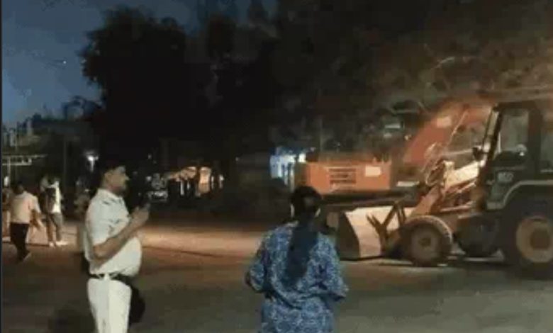 MP: उज्जैन निगम ने JCB से तोड़ा मंदिर, बजरंग दल और रहवासी आपस में भिड़े, गाली देने पर कार्यकर्ताओं को दौड़ाया, पथराव में SI घायल 1 Screenshot 20260411 230931.Chrome28129