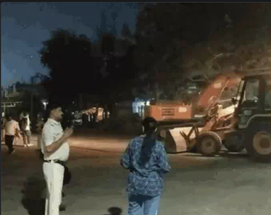 MP: उज्जैन निगम ने JCB से तोड़ा मंदिर, बजरंग दल और रहवासी आपस में भिड़े, गाली देने पर कार्यकर्ताओं को दौड़ाया, पथराव में SI घायल 7 Screenshot 20260411 230931.Chrome28129