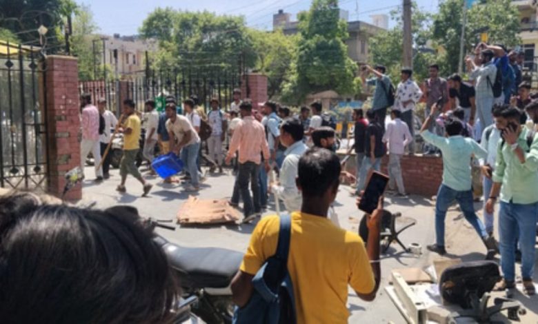 UP: नोएडा के सेक्टर 57 में 50 कंपनी और 200 गाड़ियों में तोड़फोड़, आग लगाने की कोशिश, पुलिस ने किया लाठीचार्ज 1 Screenshot 20260413 155554.Chrome28129