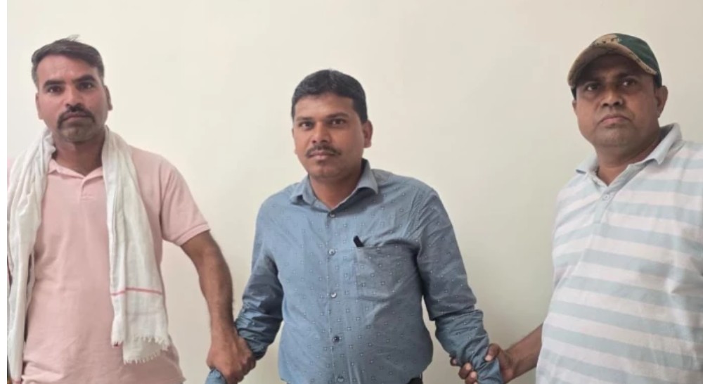 MP : रतलाम के सैलाना में 20 हजार की रिश्वत लेते हुए पटवारी को लोकायुक्त की टीम ने पकड़ा 6 Screenshot 20260416 161820.Chrome28129