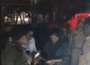 MP: उज्जैन निगम ने JCB से तोड़ा मंदिर, बजरंग दल और रहवासी आपस में भिड़े, गाली देने पर कार्यकर्ताओं को दौड़ाया, पथराव में SI घायल 2 screenshot 20260411 2309237268798211048537872