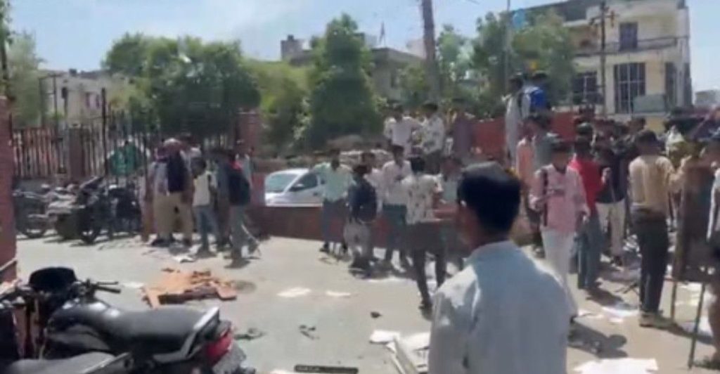 UP: नोएडा के सेक्टर 57 में 50 कंपनी और 200 गाड़ियों में तोड़फोड़, आग लगाने की कोशिश, पुलिस ने किया लाठीचार्ज 2 screenshot 20260413 1557315433801228436278112