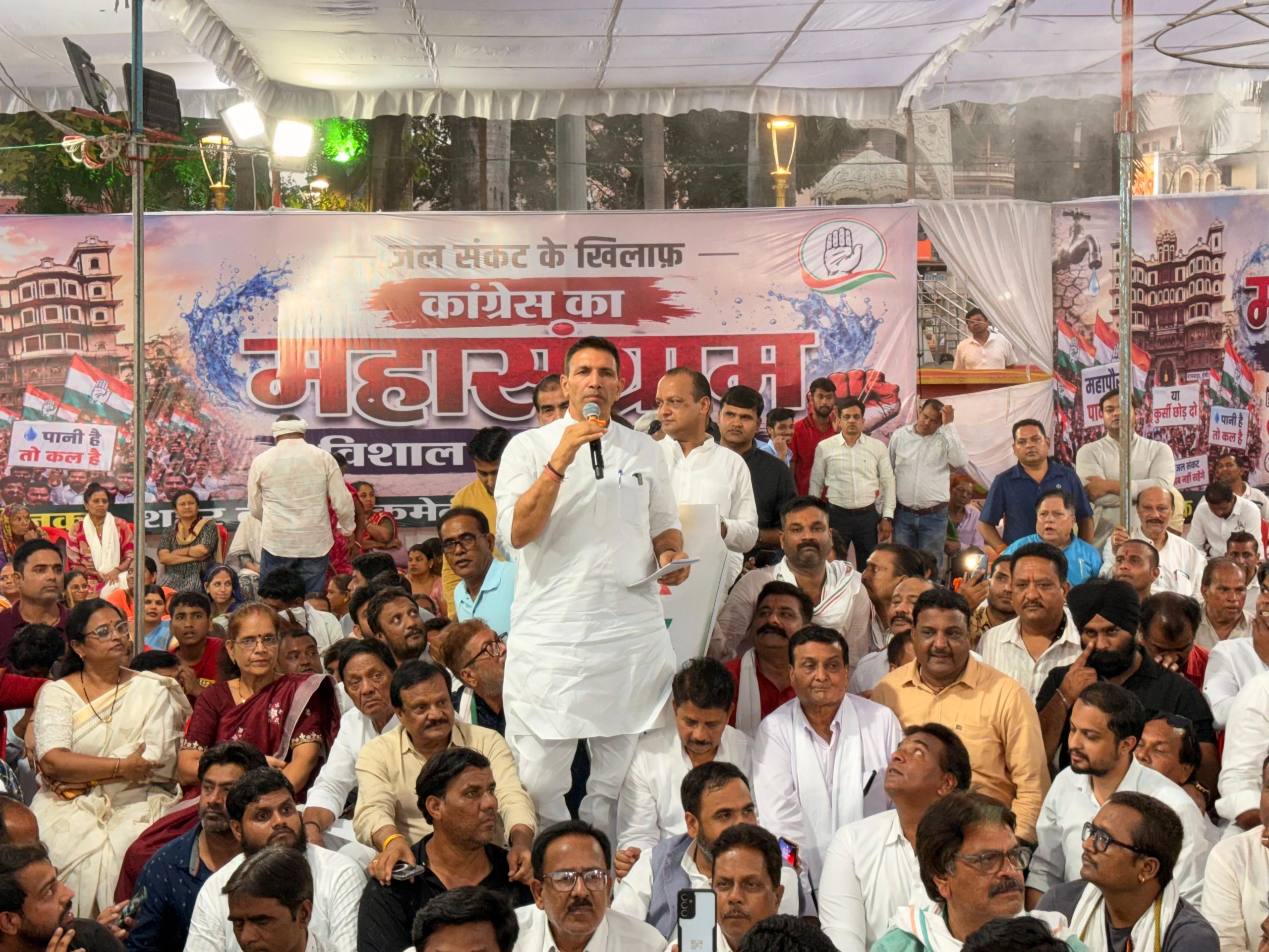 MP : पानी संकट को लेकर इंदौर मेंकांग्रेस का प्रदर्शन, खाली मटके-बोतलें लेकर पहुंचीं महिलाएं 6 IMG 20260526 WA0024 scaled