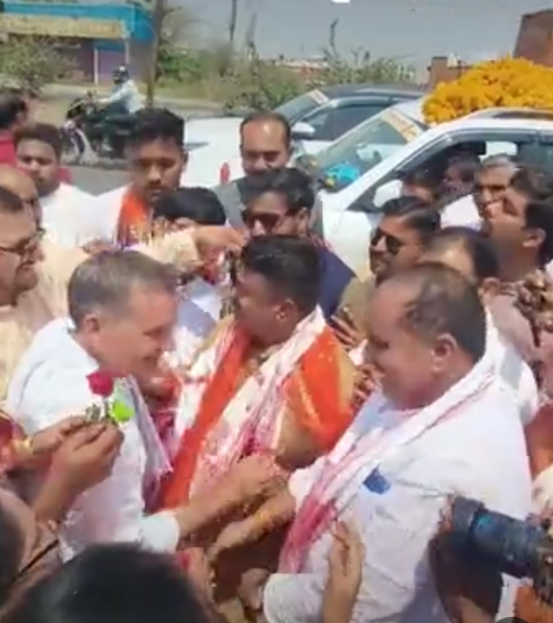 PM की अपील का बीजेपी नेताओं पर ही असर नहीं, 200 गाड़ियों के काफिले के साथ पदभार ग्रहण करने पहुंचे पाठ्यपुस्तक निगम के अध्यक्ष, लगा जाम 6 Screenshot 20260512 005733.DainikBhaskar28129