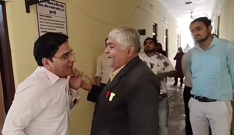 Datia: महिला एवं बाल विकास विभाग में जमकर हुआ हंगामा, डीपीओ ने पकड़ी अपनी कॉलर, वीडियो वायरल 1 Screenshot 20260513 150320.Facebook2812928129