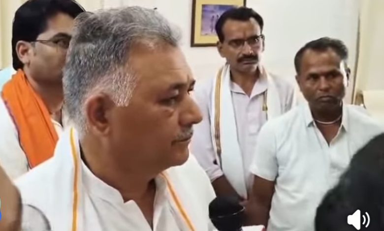 MP : दमोह में मंत्री से सवाल पूछने पर पत्रकार से धक्का-मुक्की पर उठे लोकतंत्र पर सवाल? 1 Screenshot 20260516 124557.Facebook28129 1