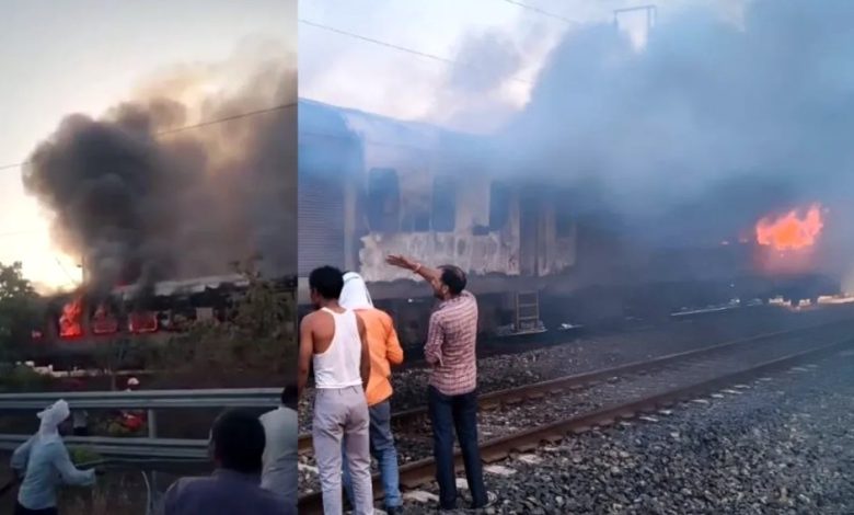 Train Fire : रतलाम में राजधानी एक्सप्रेस में आग, दिल्ली-मुंबई रेल लाइन प्रभावित 1 Screenshot 20260517 143443.Chrome28129