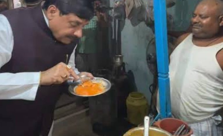 MP : आधी रात ठेले पर समोसा खाने पहुंचे सीएम मोहन यादब , दुकान वाले ने कहा- 10 रुपये का है, ऑनलाइन ट्रांसफर किए पैसे 1 Screenshot 20260526 134129.Chrome28129