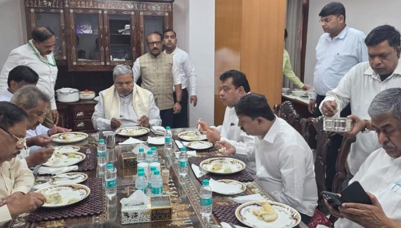 कर्नाटक को लेकर कांग्रेस की अहम बैठक से पहले, मुख्यमंत्री ने दिल्ली में अपने वफादारों के साथ की नाश्ते पर चर्चा 1 Screenshot 20260526 141830.Chrome28129