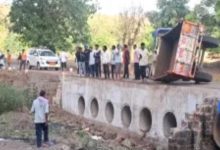 MP : अनूपपुर में तेज रफ्तार ट्रैक्टर ट्रॉली पुलिया में पलटी, 6 की मौत, 40 घायल 3 Screenshot 20260530 160818.Chrome28129