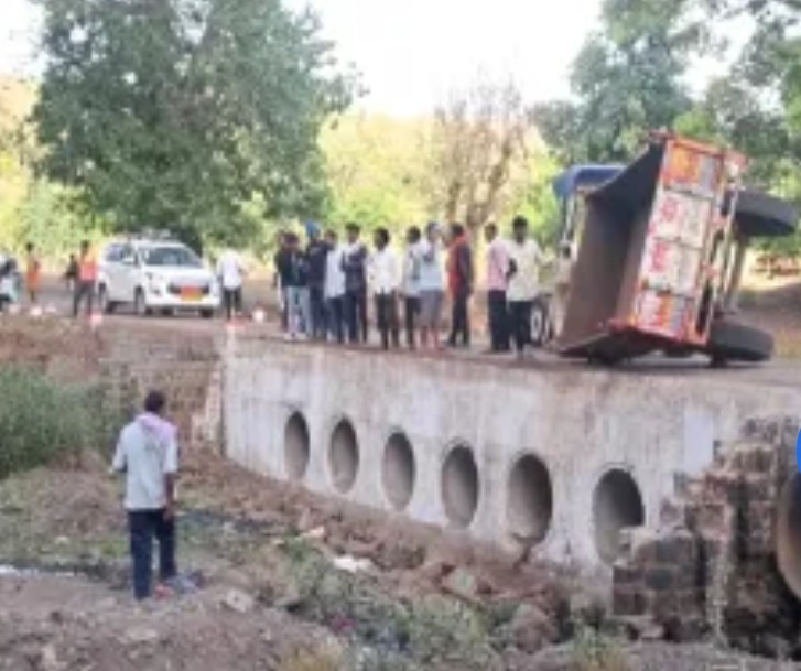 MP : अनूपपुर में तेज रफ्तार ट्रैक्टर ट्रॉली पुलिया में पलटी, 6 की मौत, 40 घायल 7 Screenshot 20260530 160818.Chrome28129