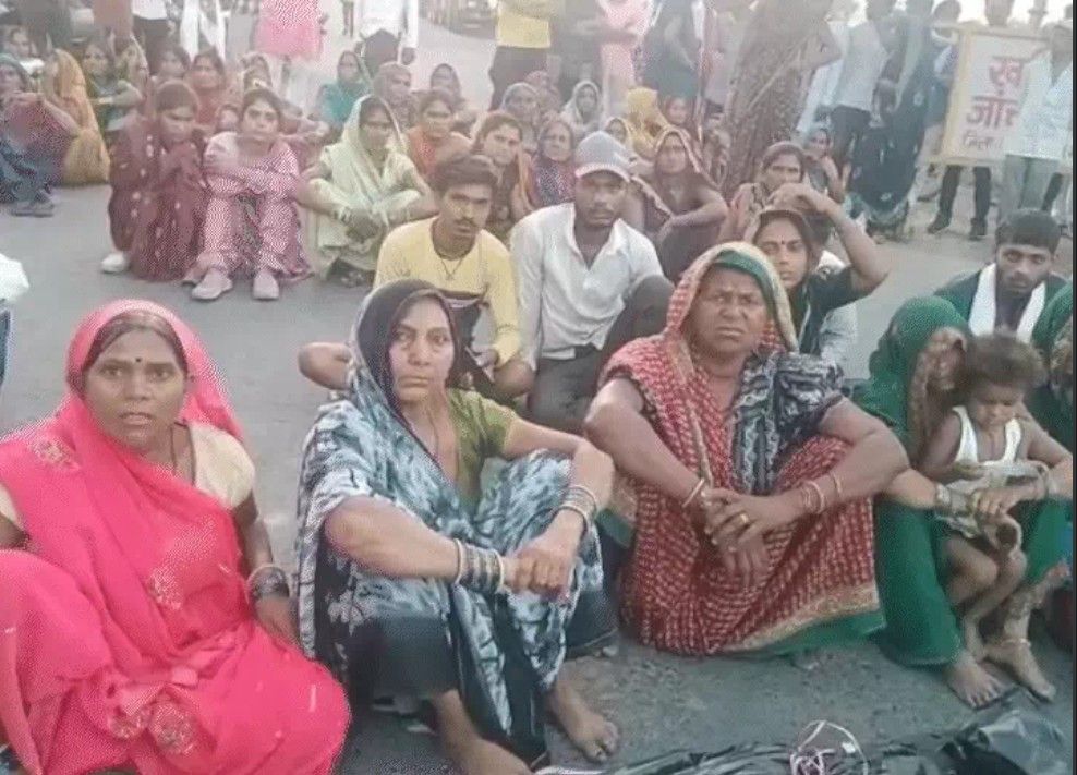 अवैध रेत परिवहन ने ली एक और जान, परिजनों का हंगामा, चक्का जाम, परिवहन मंत्री पर संरक्षण देने के आरोप... 2 screenshot 20260524 0009593729530621957857012