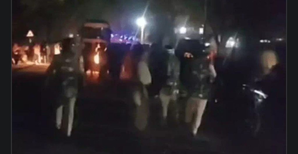 MP : श्योपुर में किसान की हत्या पर भड़के लोग, हाईवे जाम,भीड़ का पुलिस पर हमला, थाने में तोड़फोड़, पुलिस का लाठीचार्ज 2 screenshot 20260524 151246176941241829512314