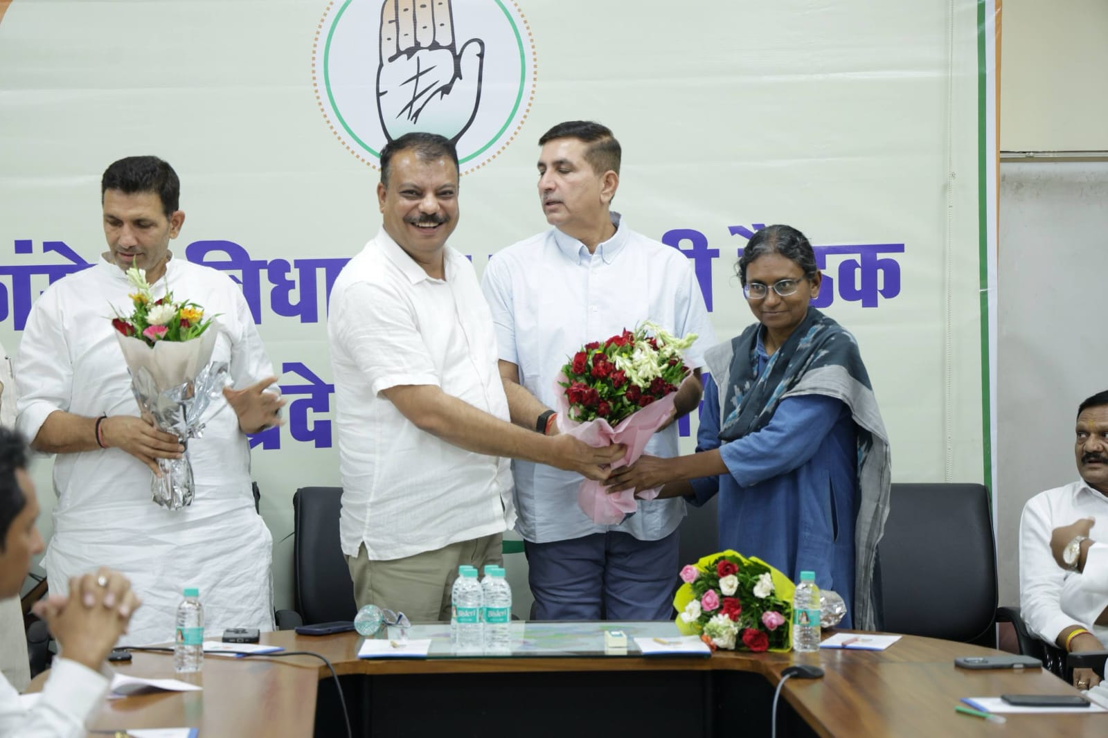 राजयसभा चुनाव: कांग्रेस विधायक दल की बैठक हुईं, उमंग सिंघार बोले - मीनाक्षी नटराजन के समर्थन में कांग्रेस पूरी तरह एकजुट 7 IMG 20260606 WA0014