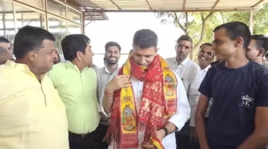 पटवारी ने भगवान के फोटो लगे दुपट्टे नीचे फेंके, बीजेपी हुईं हमलावर 6 Screenshot 20260603 151253.Gmail28129
