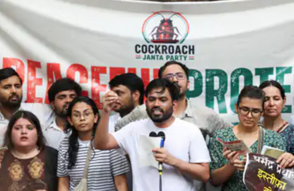 कॉकरोच जनता पार्टी का दिल्ली में विरोध प्रदर्शन, शामिल हुए सोनम वांगचुक, मंत्री धर्मेन्द्र प्रधान का इस्तीफ़ा माँगा 7 Screenshot 20260606 155208.Chrome28129