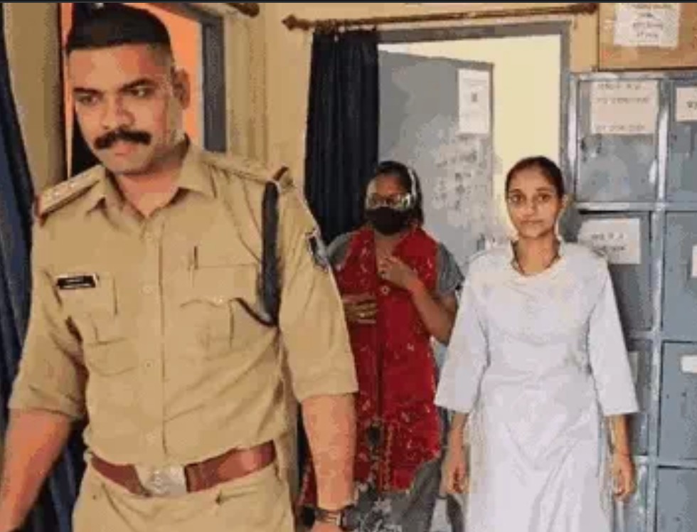 MP : ऑनलाइन गेम 'स्टार मेकर' में 35 लाख हारी बैंक कैशियर, ग्राहकों के खाते से चुराए 42 लाख; सास-ससुर, पति-बच्चों को कराई हवाई यात्रा 6 Screenshot 20260615 210535.Chrome28129
