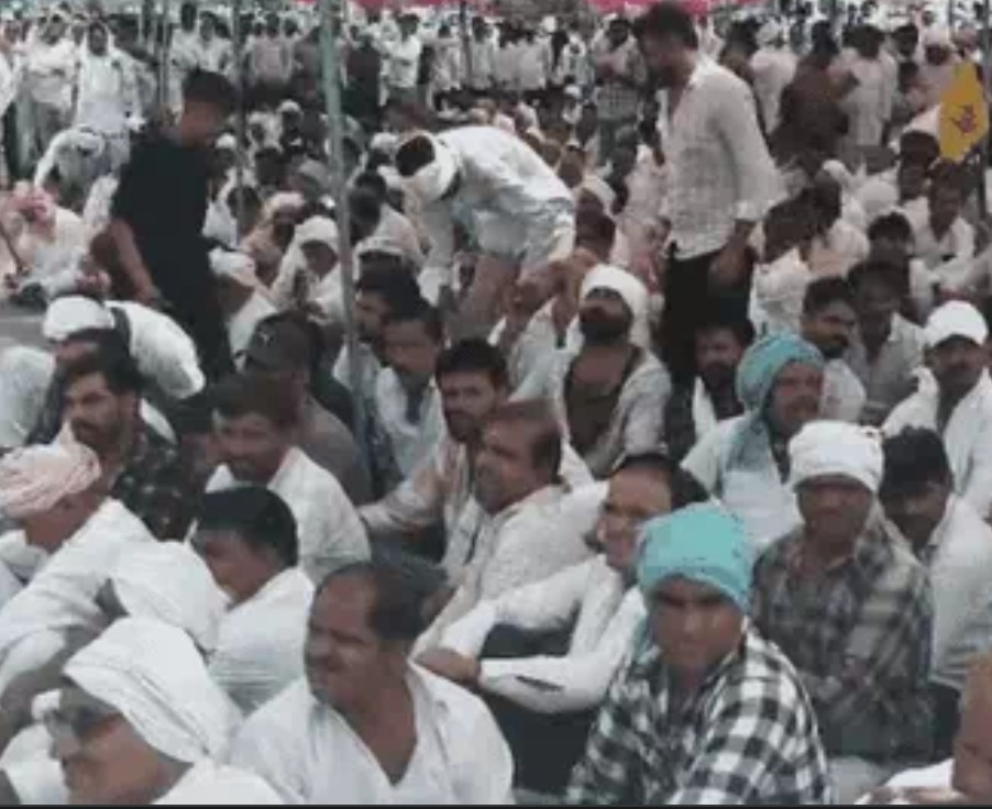हरदा में किसानों का बड़ा आंदोलन, इंदौर-नागपुर हाईवे जाम, MSP पर 100% मूंग खरीदी की मांग 6 Screenshot 20260715 165108.Chrome28129