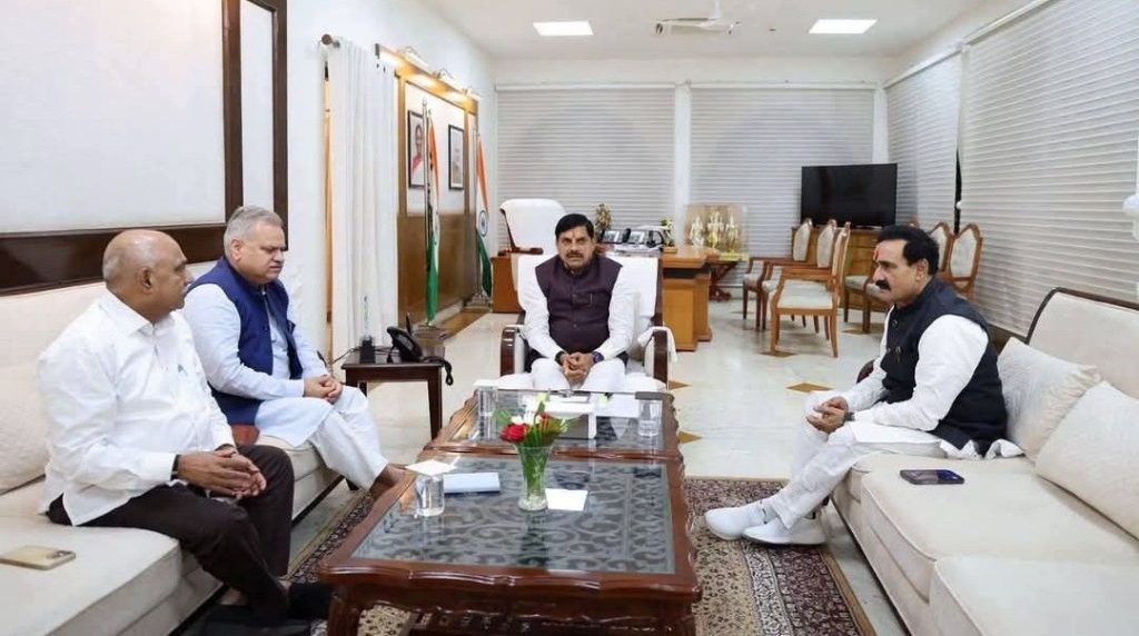 दतिया उपचुनाव: हंगामा-बगावत के बीच सिंधिया को चुनाव का प्रभार<br>पिता के पुराने वफादार बनाम वर्तमान पार्टी का दायित्व... 3 screenshot 20260712 1605192665466784202012901
